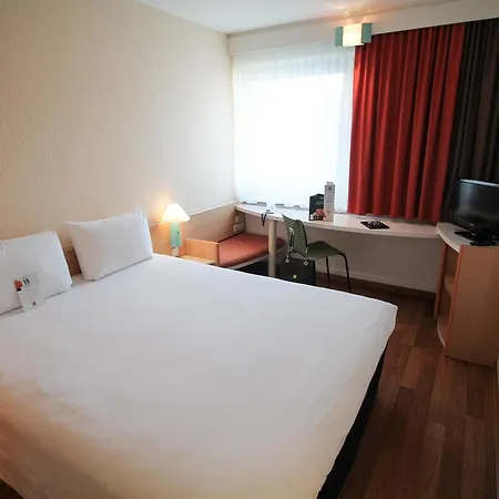 Ibis Hauptbahnhof Hotel 2*