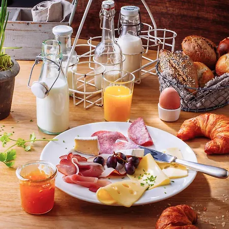 Ibis Hauptbahnhof Hotel 2*