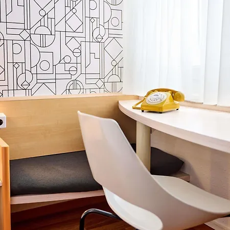 Ibis Hauptbahnhof Otel 3*